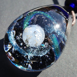 《ブルームーン》　ペンダント　とんぼ玉　　宇宙　ガラス　銀河　月 3枚目の画像