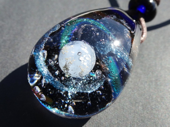 《ブルームーン》　ペンダント　とんぼ玉　　宇宙　ガラス　銀河　月 3枚目の画像