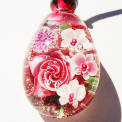 《薔薇と胡蝶蘭》　ガラス　とんぼ玉　ペンダント　 2枚目の画像