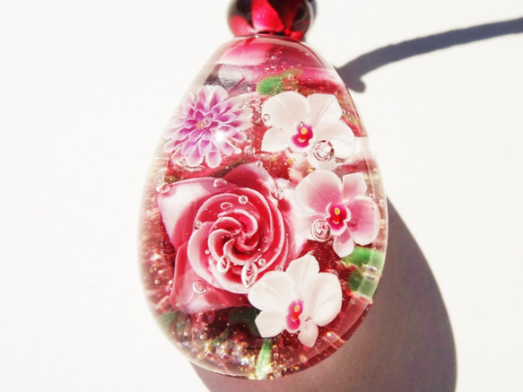 《薔薇と胡蝶蘭》　ガラス　とんぼ玉　ペンダント　 2枚目の画像