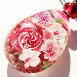 《薔薇と胡蝶蘭》　ガラス　とんぼ玉　ペンダント　 3枚目の画像