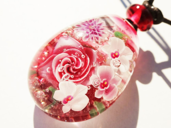 《薔薇と胡蝶蘭》　ガラス　とんぼ玉　ペンダント　 3枚目の画像