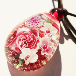 《薔薇と胡蝶蘭》　ガラス　とんぼ玉　ペンダント　 5枚目の画像