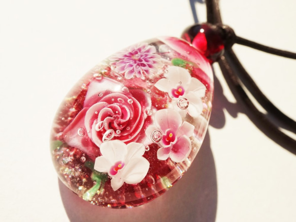 《薔薇と胡蝶蘭》　ガラス　とんぼ玉　ペンダント　 5枚目の画像