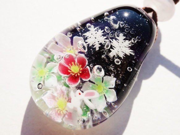 《クリスマスローズとうさぎ》　ペンダント　ガラス　とんぼ玉　雪の結晶　うさぎ　 1枚目の画像