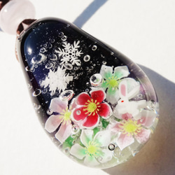 《クリスマスローズとうさぎ》　ペンダント　ガラス　とんぼ玉　雪の結晶　うさぎ　 3枚目の画像