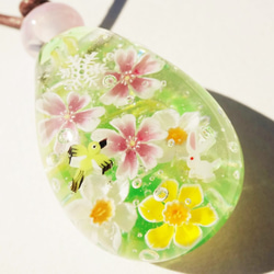 《寒桜と水仙とメジロとうさぎ》　ペンダント　ガラス　とんぼ玉　雪の結晶　　 1枚目の画像
