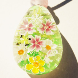 《寒桜と水仙とメジロとうさぎ》　ペンダント　ガラス　とんぼ玉　雪の結晶　　 2枚目の画像
