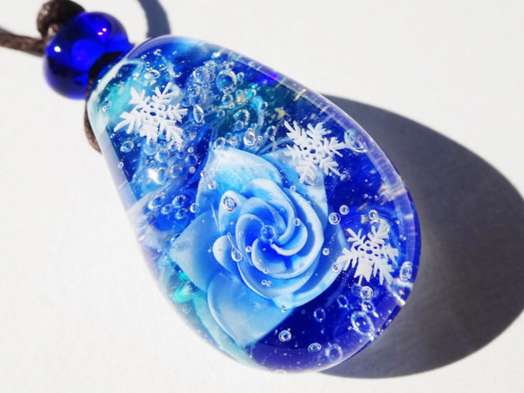 《ウィンターブルーローズ》　ガラス　とんぼ玉　ペンダント　薔薇　雪の結晶 1枚目の画像