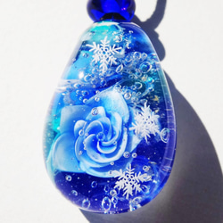 《ウィンターブルーローズ》　ガラス　とんぼ玉　ペンダント　薔薇　雪の結晶 2枚目の画像