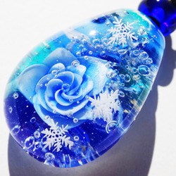 《ウィンターブルーローズ》　ガラス　とんぼ玉　ペンダント　薔薇　雪の結晶 3枚目の画像