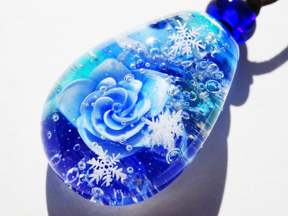 《ウィンターブルーローズ》　ガラス　とんぼ玉　ペンダント　薔薇　雪の結晶 3枚目の画像