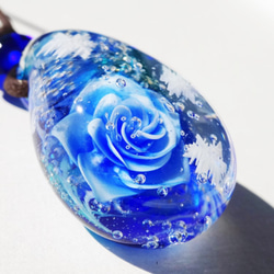 《ウィンターブルーローズ》　ガラス　とんぼ玉　ペンダント　薔薇　雪の結晶 4枚目の画像