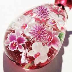 《カトレアと胡蝶蘭とダリア》　ペンダント　ガラス　とんぼ玉　クリスマスブーケ 3枚目の画像