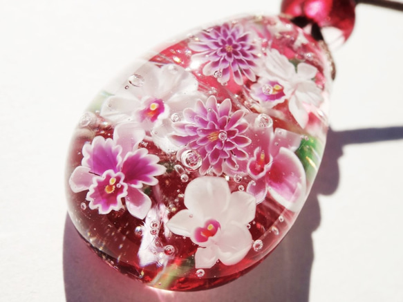 《カトレアと胡蝶蘭とダリア》　ペンダント　ガラス　とんぼ玉　クリスマスブーケ 3枚目の画像