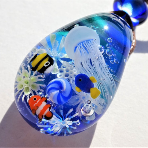 朝焼けのクラゲ、海の下のクラゲ、 ガラスのペンダントトップ 楽天市場】1点物、クラゲガラスネックレス 男女兼用ネックレス