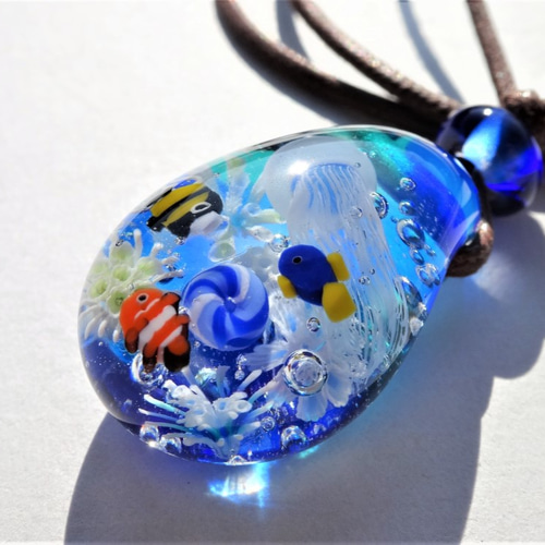 クラゲと熱帯魚》ペンダント ガラス とんぼ玉 クラゲ ネックレス