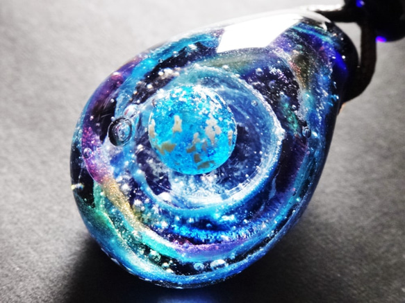 地球》 ペンダント とんぼ玉 宇宙 ガラス 銀河 星 ネックレス