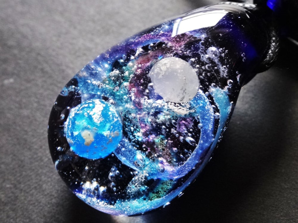 《宇宙》　とんぼ玉　ペンダント　地球　月　銀河　星　ガラス 3枚目の画像