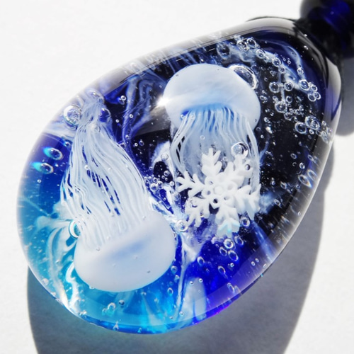 冬のクラゲ》 ペンダント ガラス とんぼ玉 くらげ 雪の結晶 ネックレス