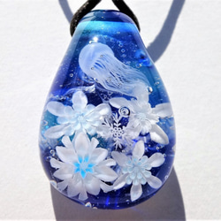 《冬のクラゲ～雪華》　ペンダント　ガラス　とんぼ玉　くらげ　雪の結晶 2枚目の画像