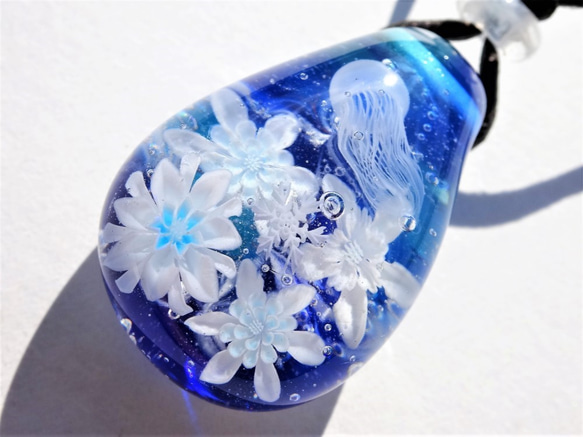 《冬のクラゲ～雪華》　ペンダント　ガラス　とんぼ玉　くらげ　雪の結晶 3枚目の画像
