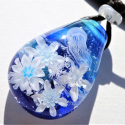 《冬のクラゲ～雪華》　ペンダント　ガラス　とんぼ玉　くらげ　雪の結晶 5枚目の画像