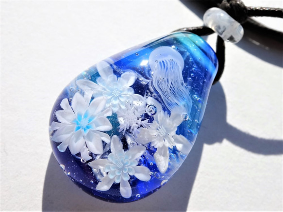 《冬のクラゲ～雪華》　ペンダント　ガラス　とんぼ玉　くらげ　雪の結晶 5枚目の画像