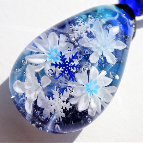 雪華～雪の結晶》 ペンダント ガラス とんぼ玉 雪の結晶 花
