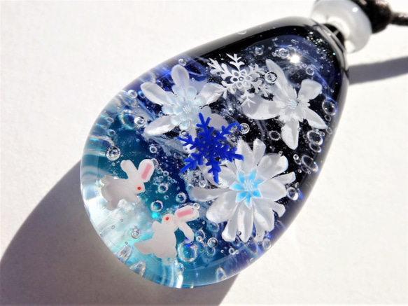 《雪降る夜に～雪華》　ペンダント　ガラス　とんぼ玉　雪の結晶　うさぎ 1枚目の画像