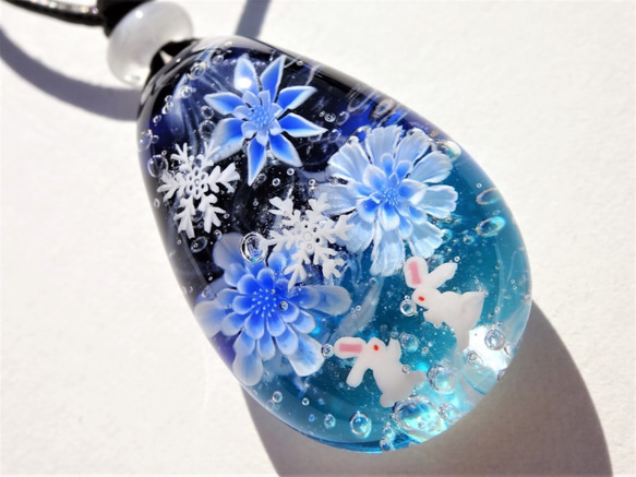 《雪降る夜に～氷華》　ペンダント　ガラス　とんぼ玉　雪の結晶　うさぎ 1枚目の画像