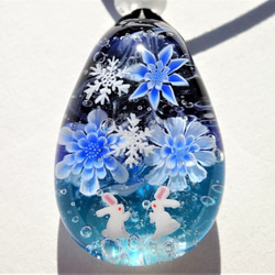 《雪降る夜に～氷華》　ペンダント　ガラス　とんぼ玉　雪の結晶　うさぎ 2枚目の画像