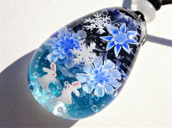 《雪降る夜に～氷華》　ペンダント　ガラス　とんぼ玉　雪の結晶　うさぎ 3枚目の画像