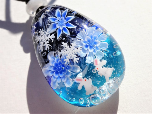 《雪降る夜に～氷華》　ペンダント　ガラス　とんぼ玉　雪の結晶　うさぎ 6枚目の画像