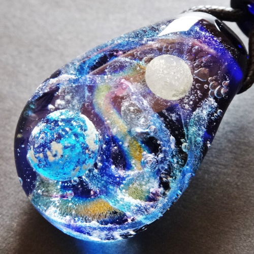 とんぼ玉 地球 月 宇宙 ガラス 宇宙》 とんぼ玉 ペンダント 地球 月 銀河 星 ガラス ネックレス