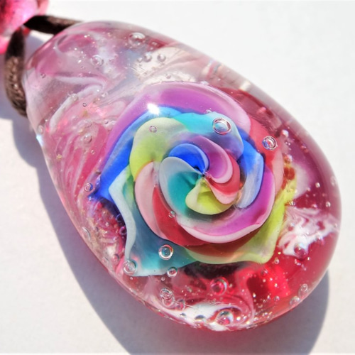 レインボーローズ》 ガラス とんぼ玉 ペンダント 薔薇 ネックレス