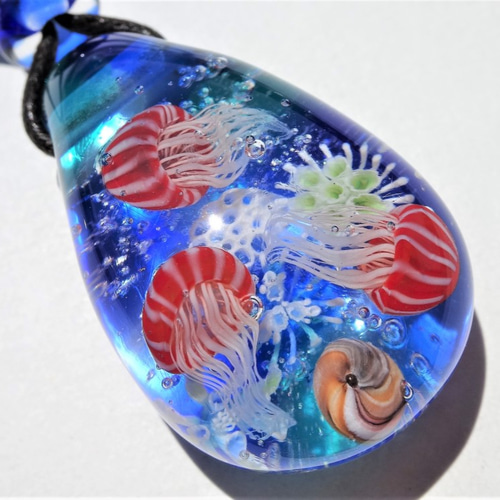 赤ちゃんアカクラゲ》 ペンダント ガラス とんぼ玉 クラゲ ネックレス