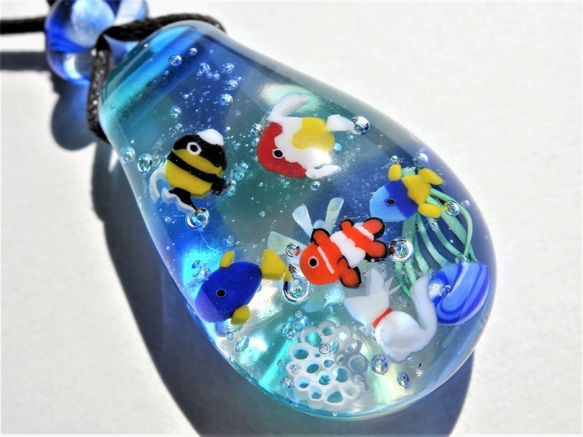 《水族館》ペンダント　ガラス　とんぼ玉　クラゲ　ねこ　アクアリウム　夏 1枚目の画像