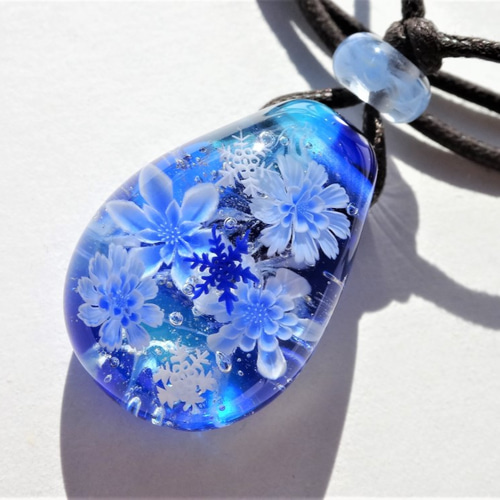氷華～雪の結晶》 ペンダント ガラス とんぼ玉 雪の結晶 花