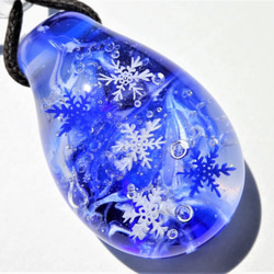 《雪の結晶》　ペンダント　ガラス　とんぼ玉　雪　冬 1枚目の画像