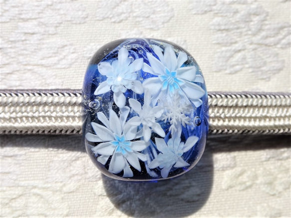 《雪華～雪の結晶》　帯留め　ガラス　とんぼ玉　雪の結晶　花 2枚目の画像