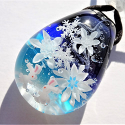 《雪降る夜に～雪華》　ペンダント　ガラス　とんぼ玉　雪の結晶　うさぎ 3枚目の画像