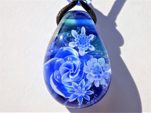 “藍色玫瑰和Korihana”挂件玻璃球蜻蜓藍玫瑰 第2張的照片