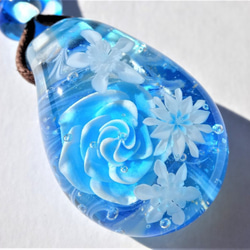 “淡藍色玫瑰和Yukihana”挂件玻璃球蜻蜓藍玫瑰 第1張的照片