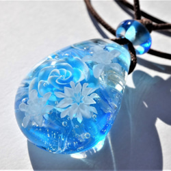“淡藍色玫瑰和Yukihana”挂件玻璃球蜻蜓藍玫瑰 第5張的照片
