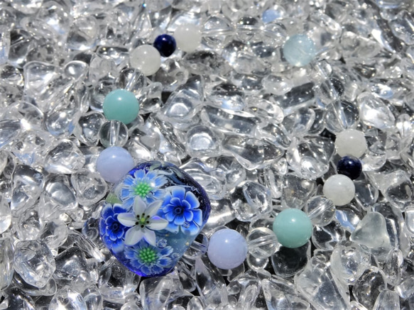 “卡薩布蘭卡花束”玻璃手鐲Tonbo球天然石材 第6張的照片