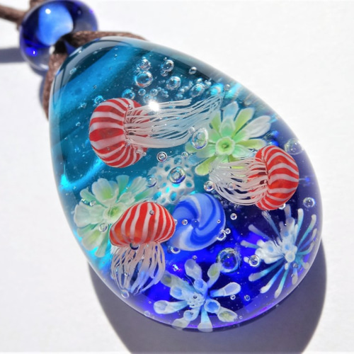 赤ちゃんアカクラゲ》 ペンダント ガラス とんぼ玉 くらげ 海月