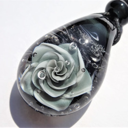 《ブラックダイヤモンドローズ》　ガラス　とんぼ玉　ペンダント　薔薇　モノトーン 3枚目の画像