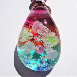 《夕凪の赤ちゃんクラゲ》 ペンダント　ガラス　とんぼ玉　クラゲ　海月　アクアリウム 2枚目の画像