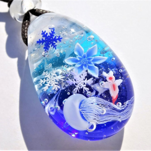 クラゲとクリオネ～氷華》 ペンダント ガラス とんぼ玉 雪の結晶 冬